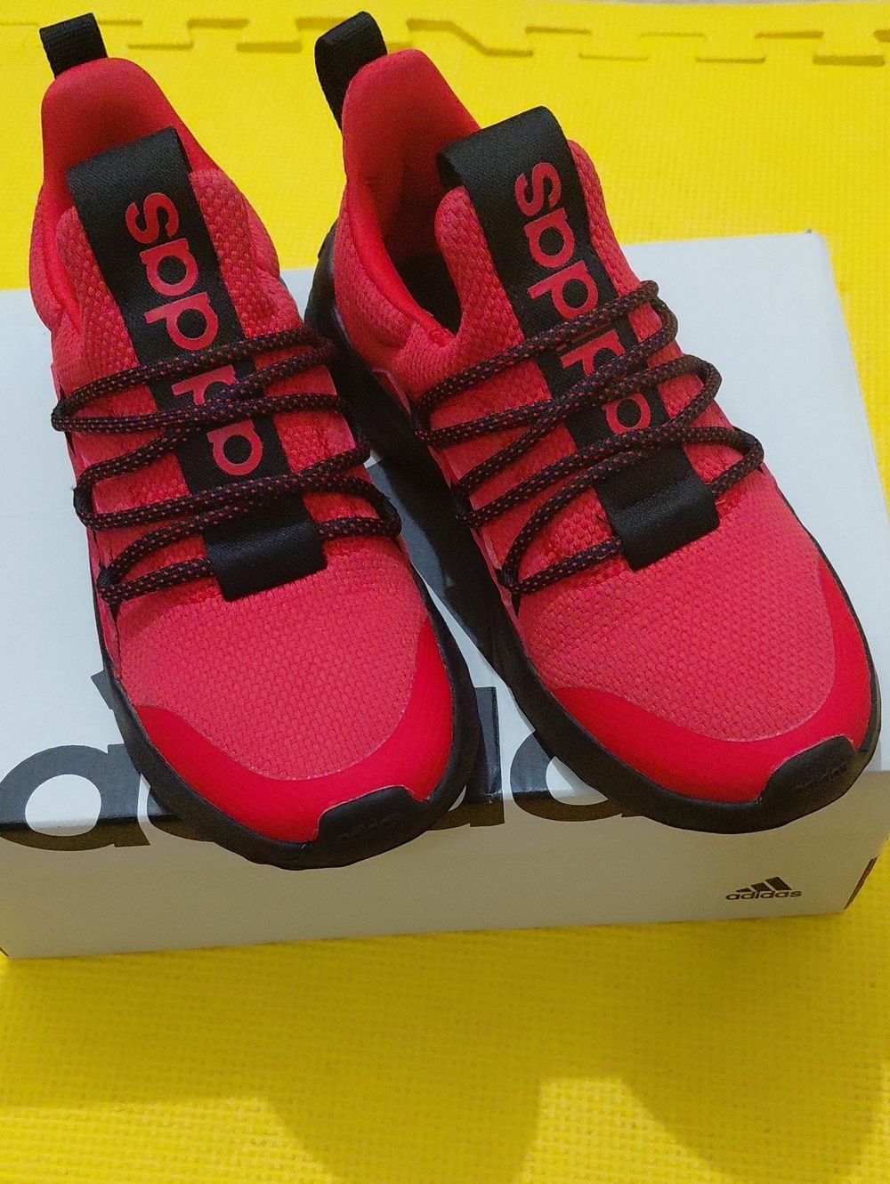 KIDS ADIDAS ( SZ 3.5)